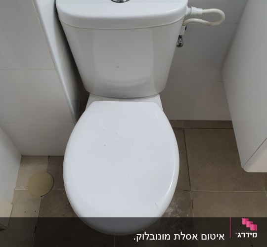 אסלה עם חיבור צינור מים